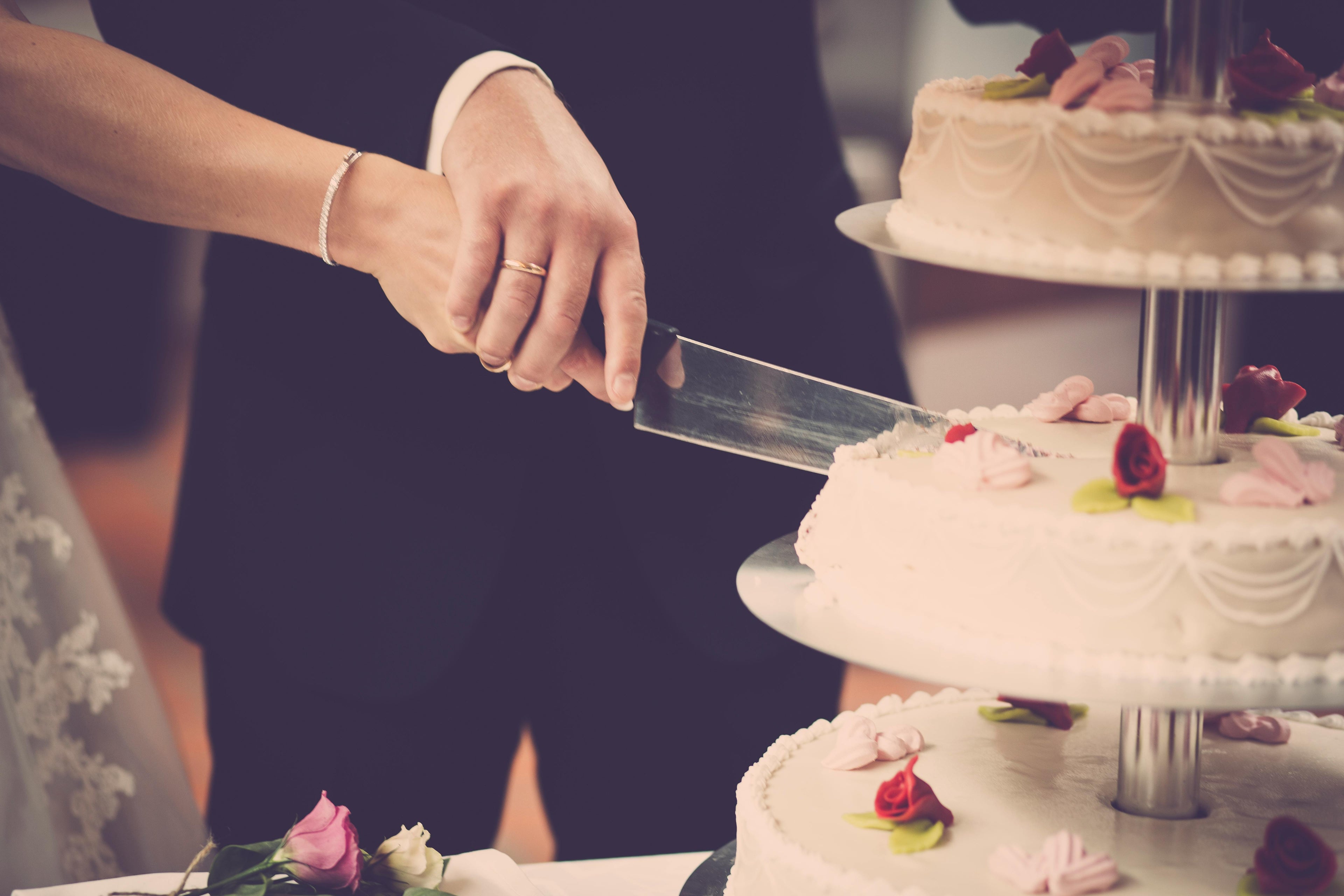 Cutting the wedding cake