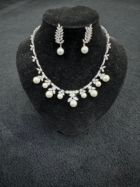 Crystal/Pearl Necklace Set