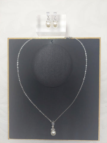 Rhinestone and Pearl Necklace Set