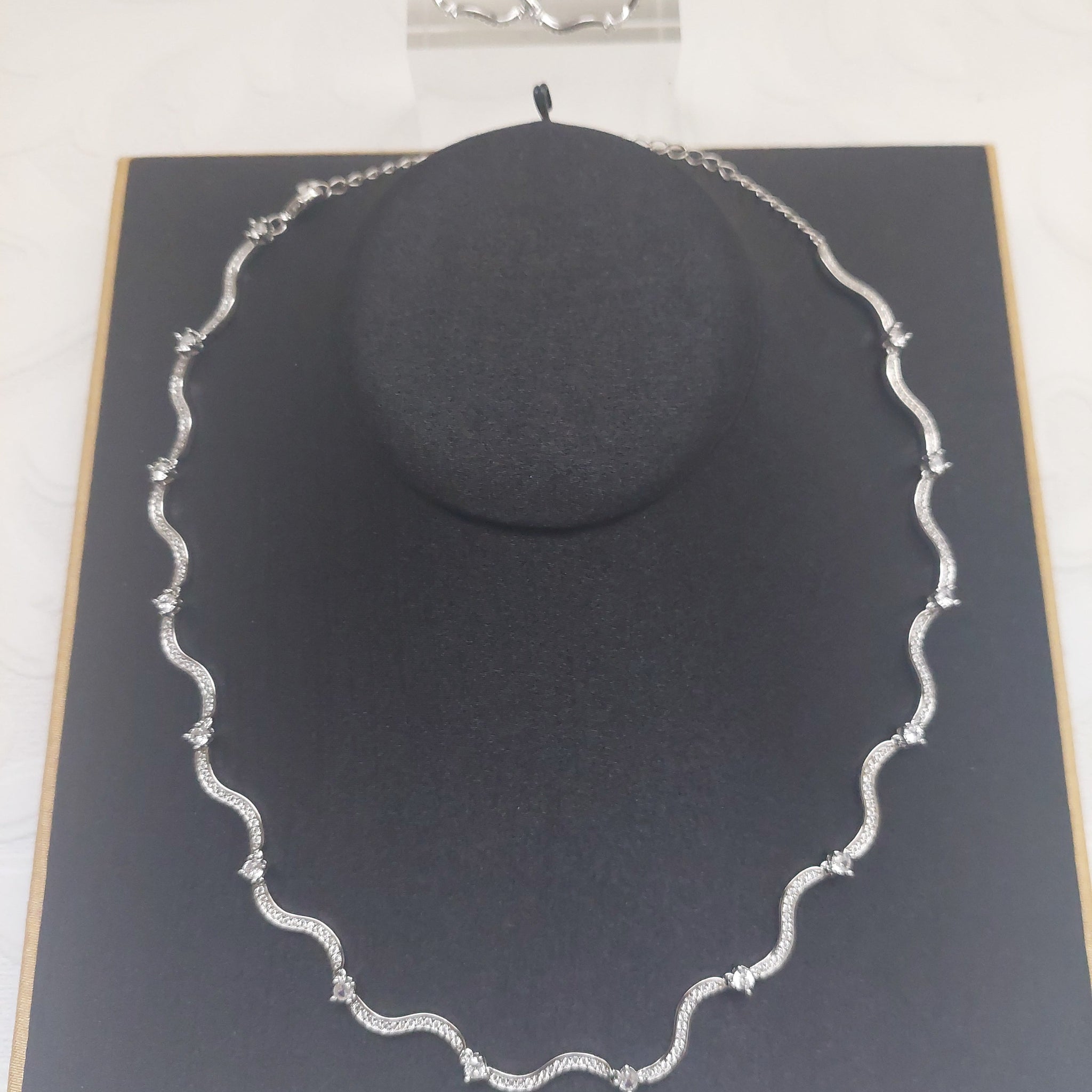 Wavy Chocker Style Necklace Set