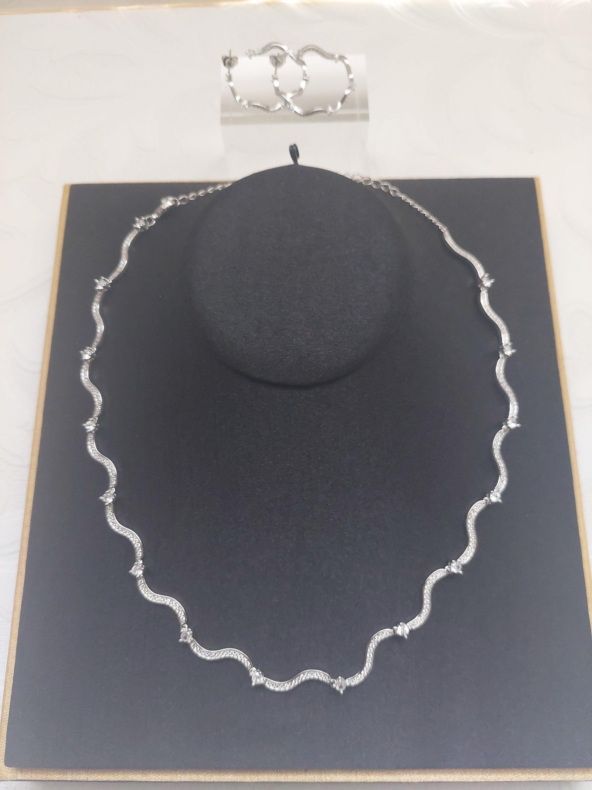 Wavy Chocker Style Necklace Set