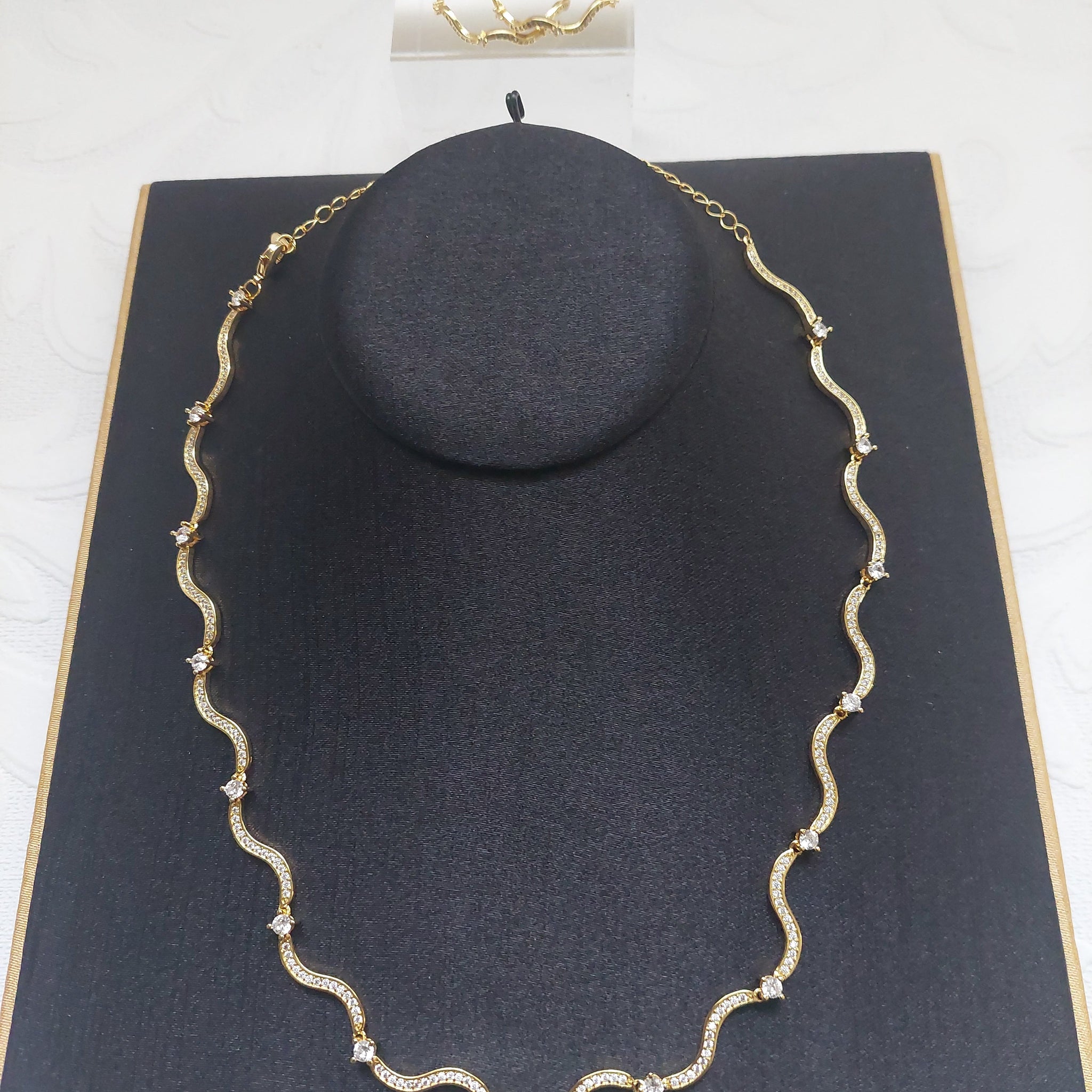 Wavy Chocker Style Necklace Set