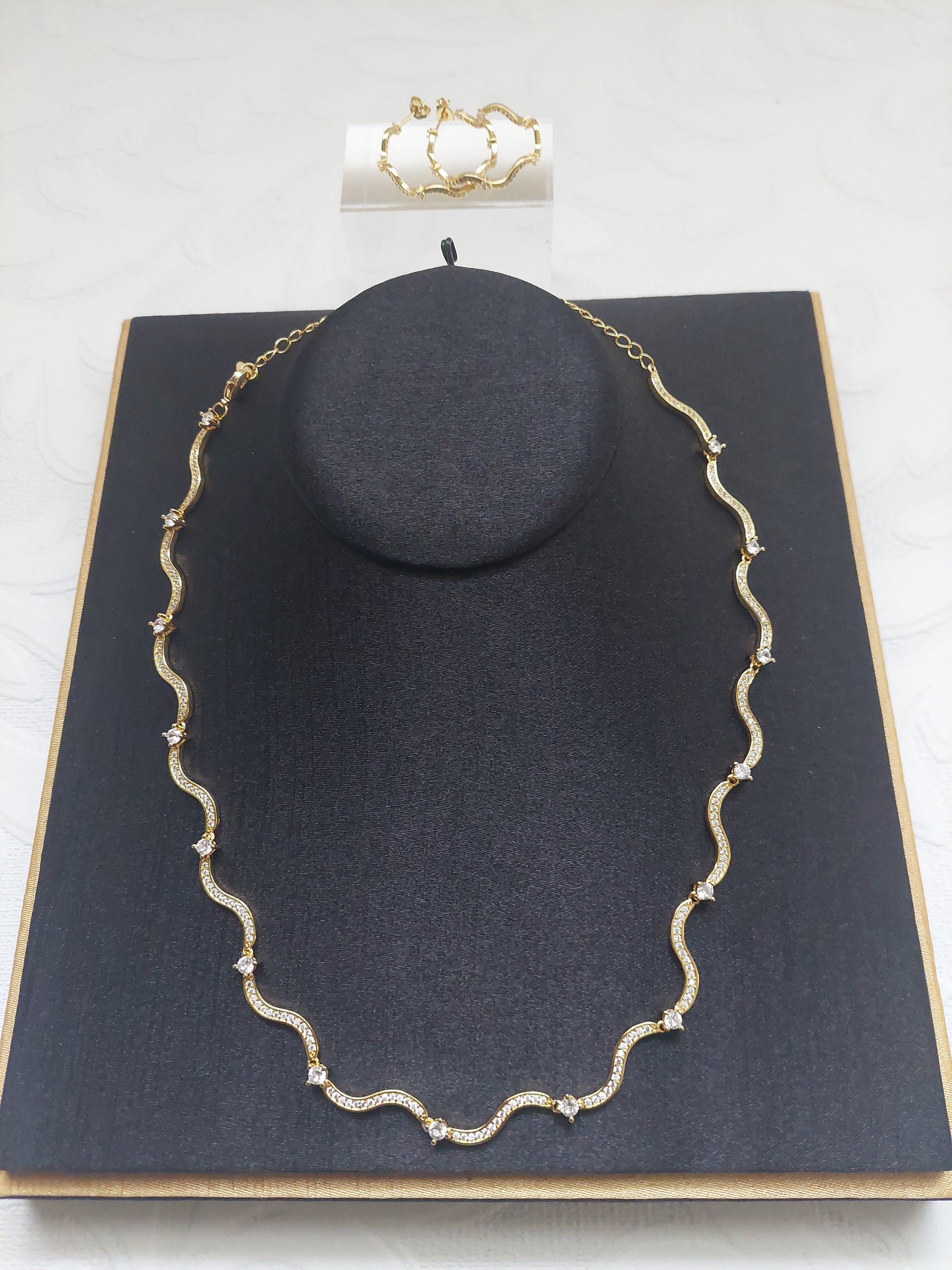 Wavy Chocker Style Necklace Set