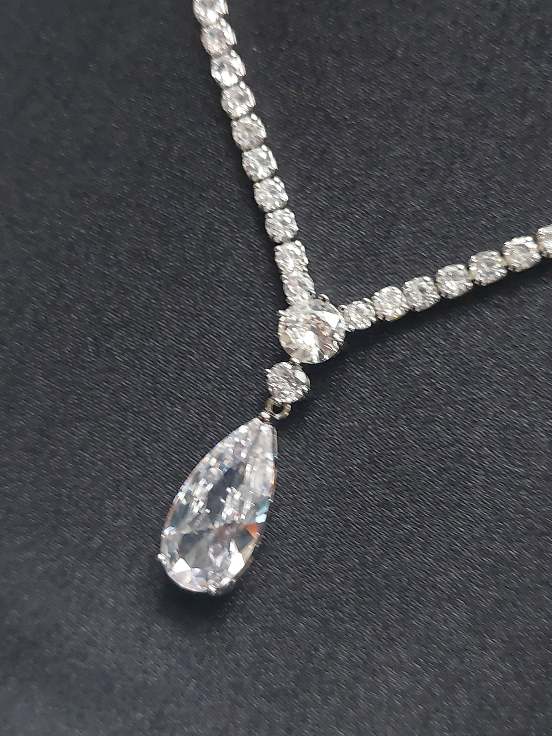 Rhinestone Slim Teardrop Necklace