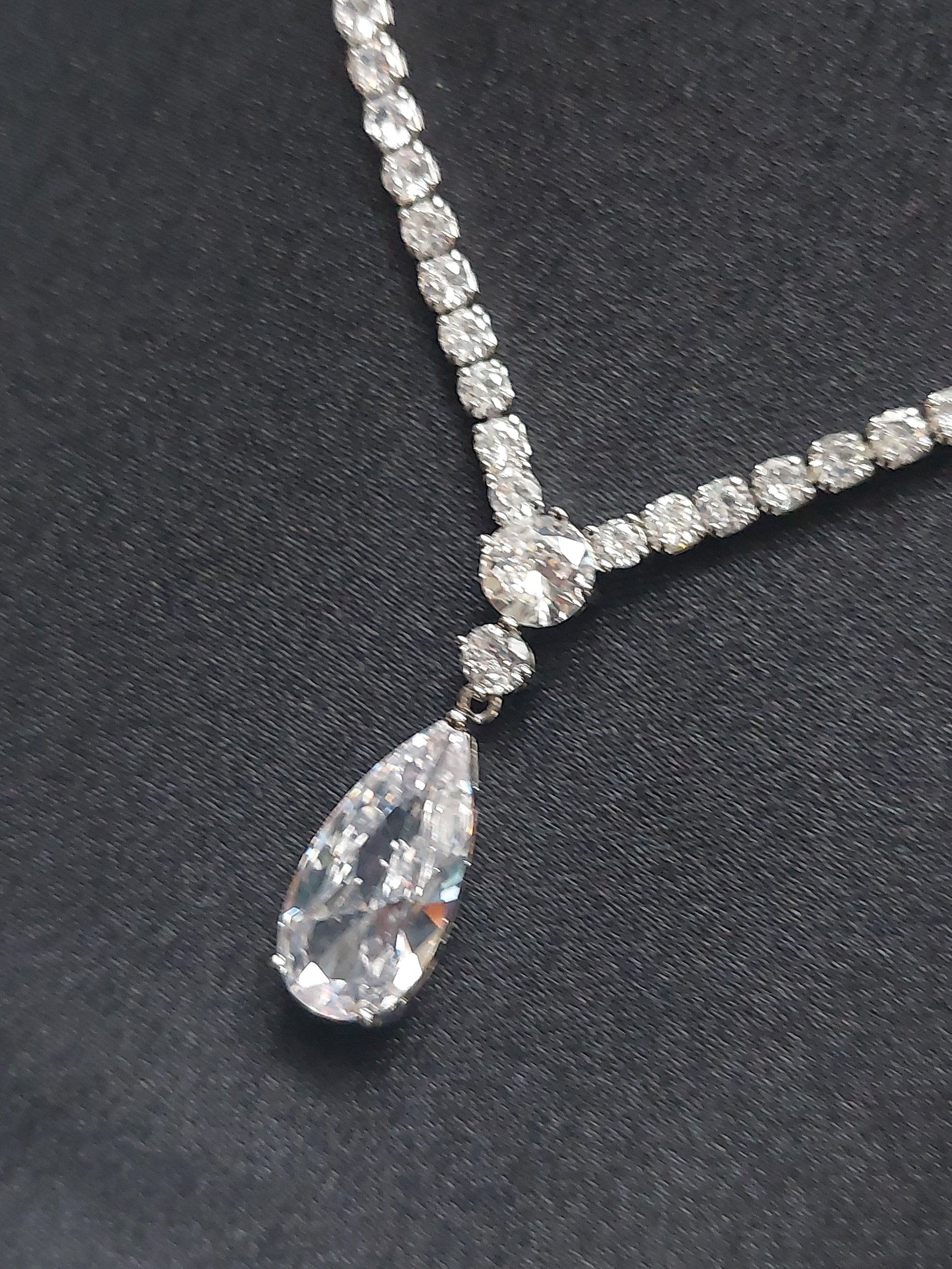 Rhinestone Slim Teardrop Necklace