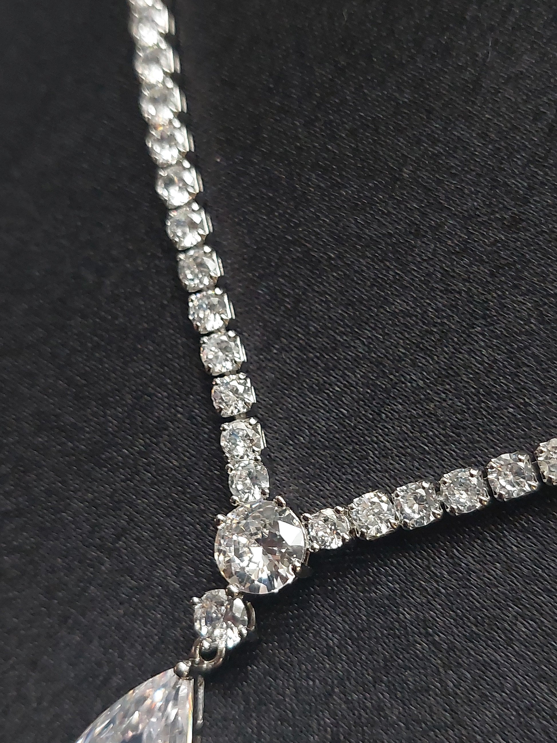 Rhinestone Slim Teardrop Necklace