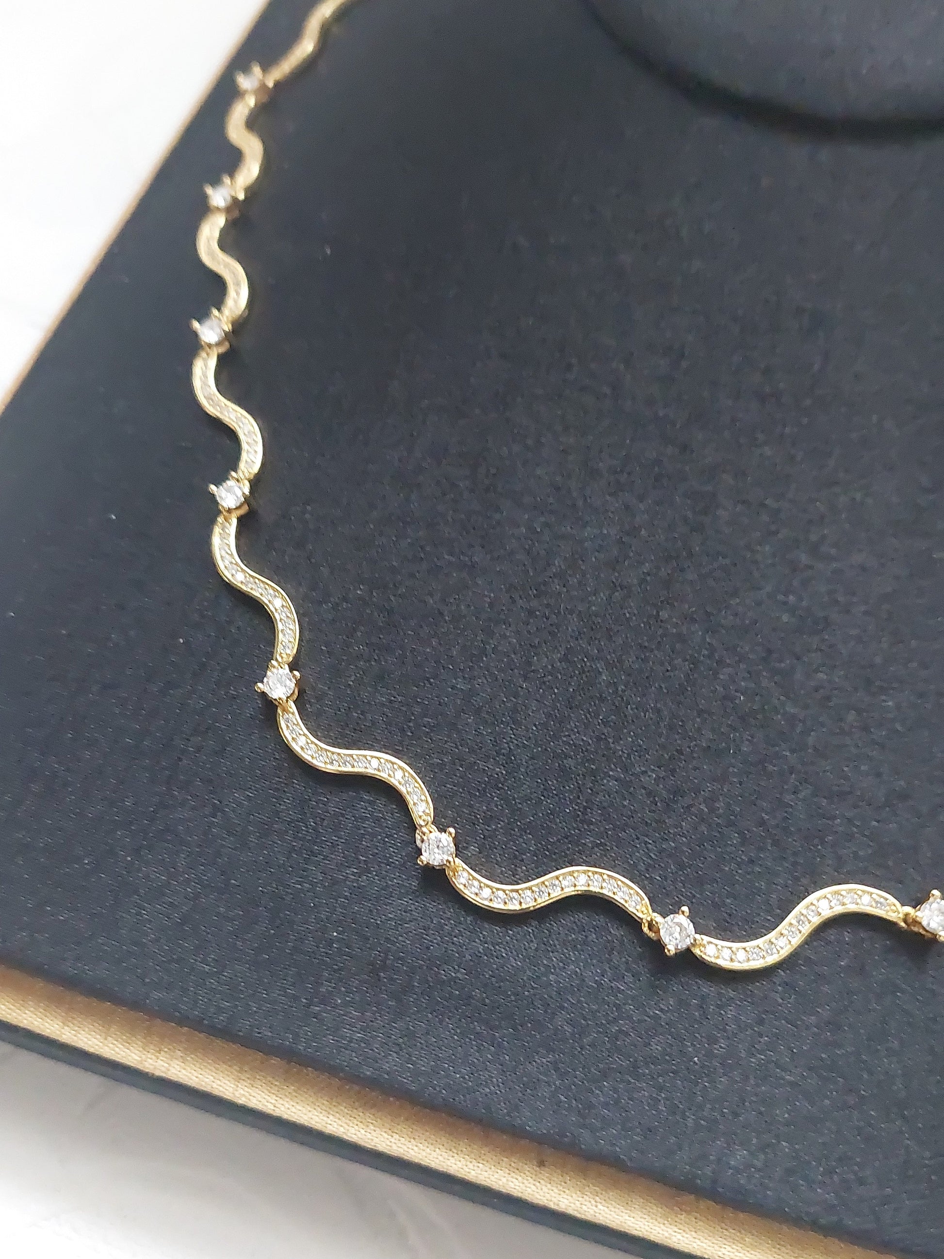 Wavy Chocker Style Necklace Set