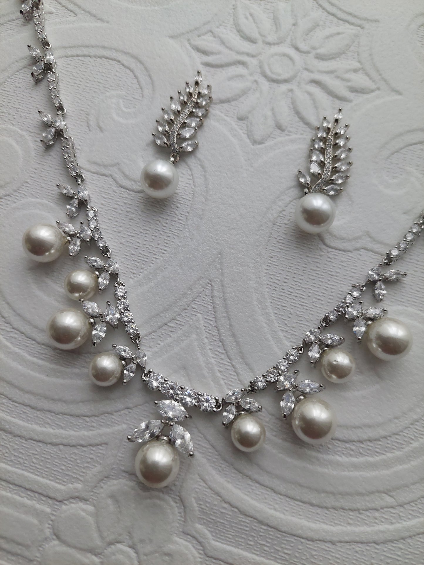 Crystal/Pearl Necklace Set