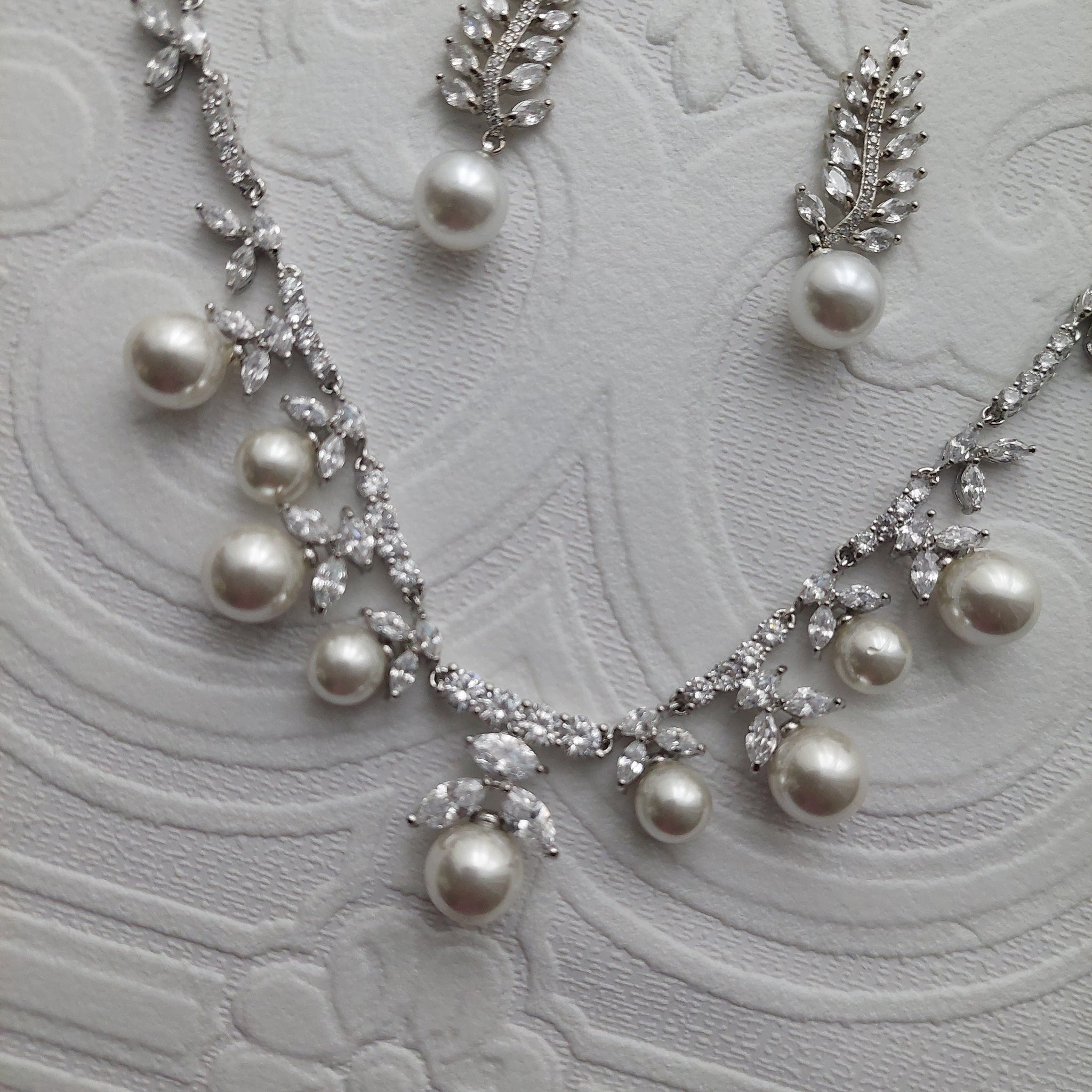 Crystal/Pearl Necklace Set