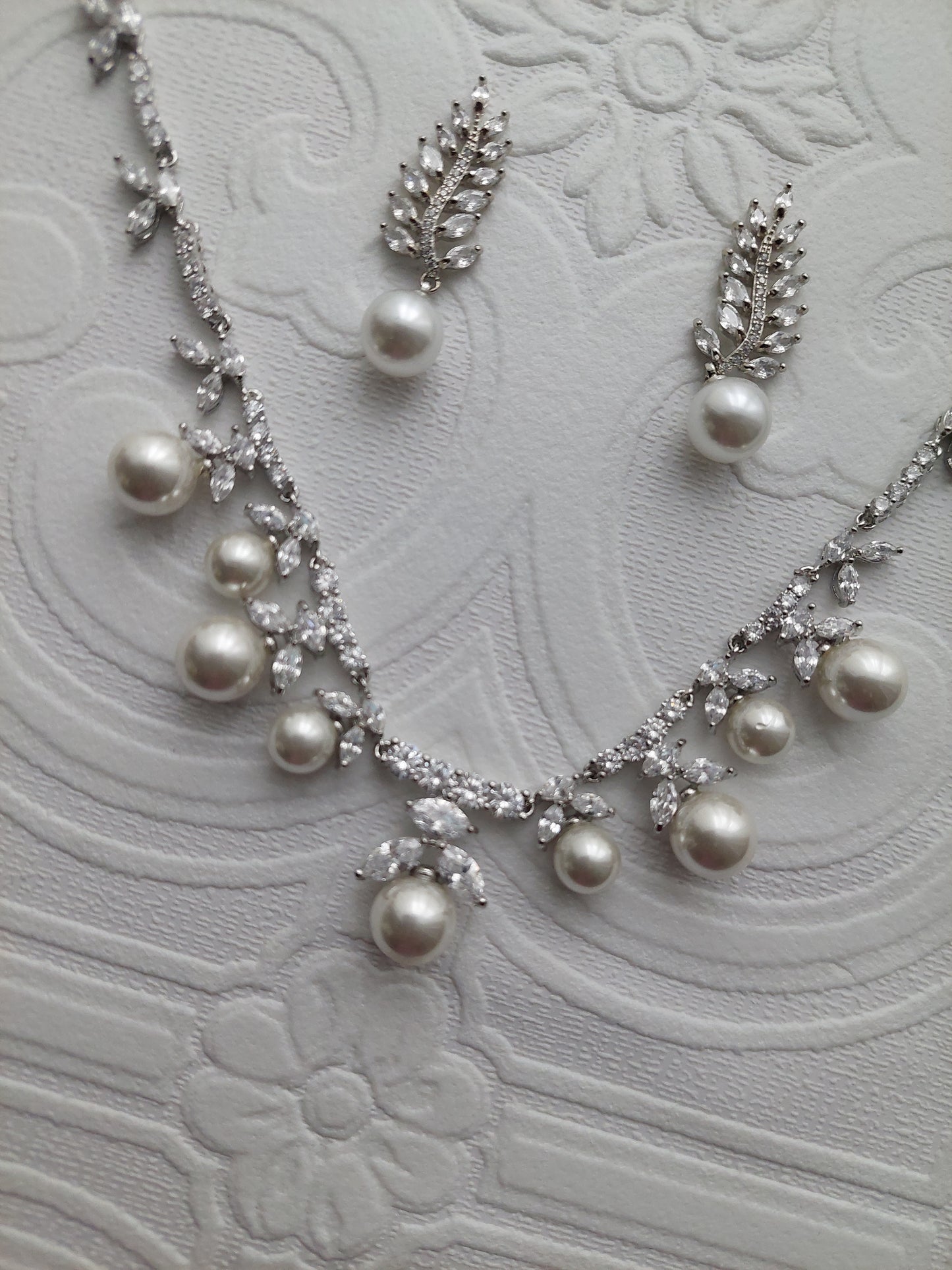 Crystal/Pearl Necklace Set