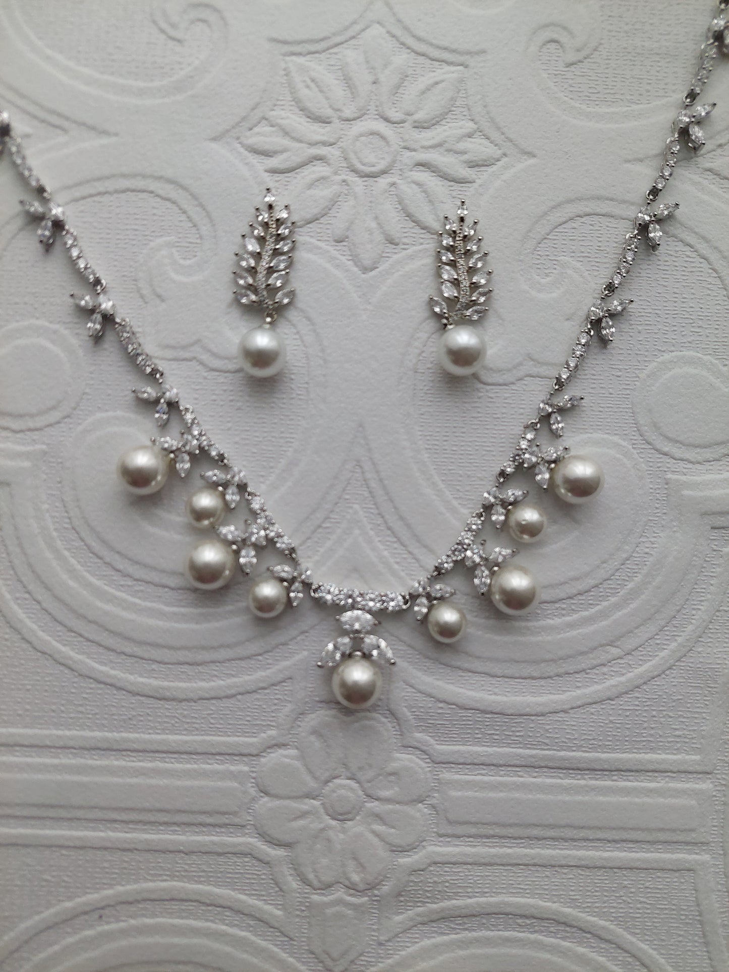 Crystal/Pearl Necklace Set