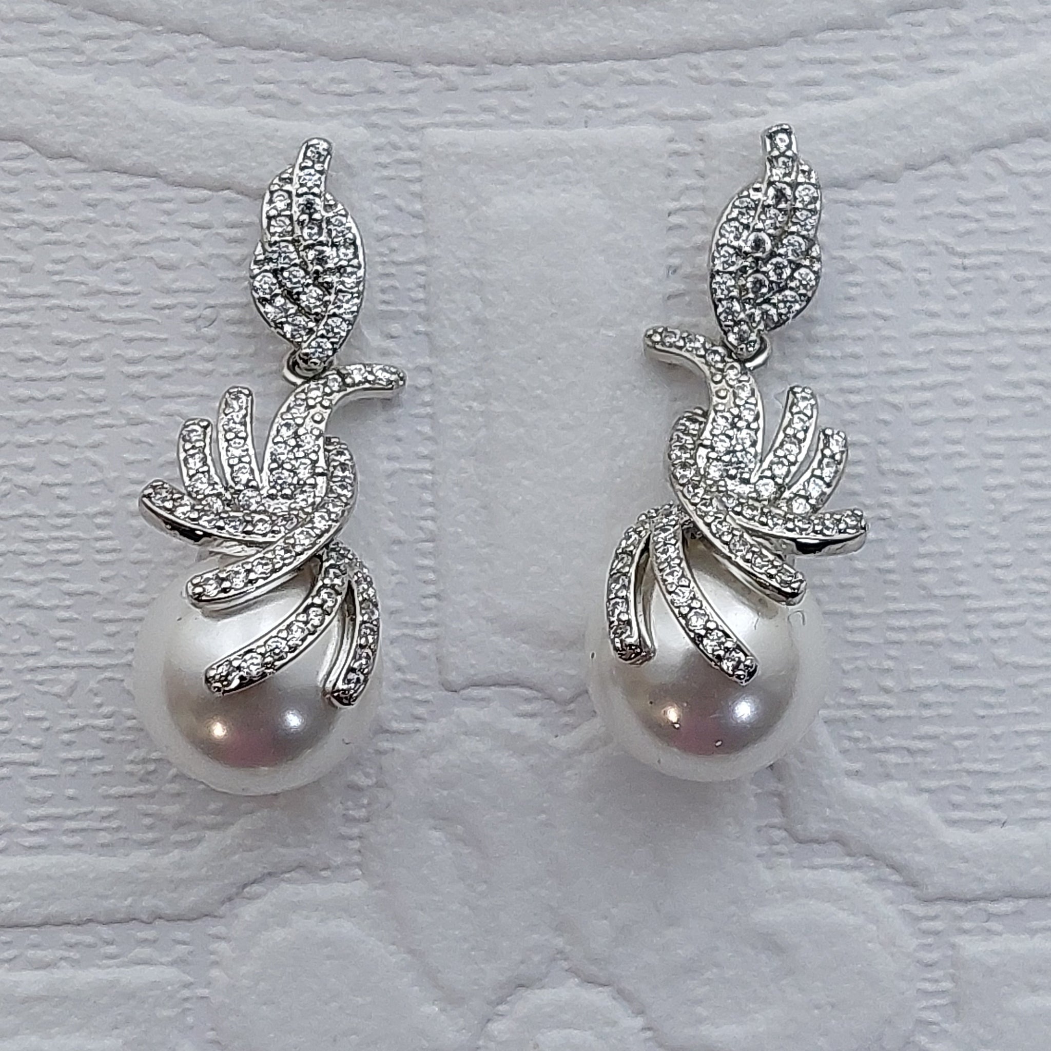 Timeless Crystal Pearl Earrings for Modern Bride's Special Day
