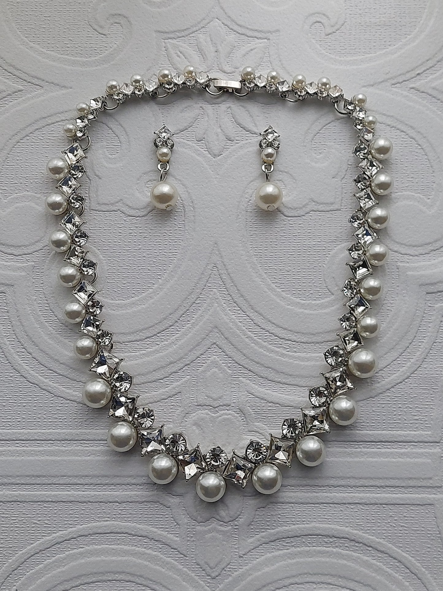 Crystal And Pearl Necklace Set