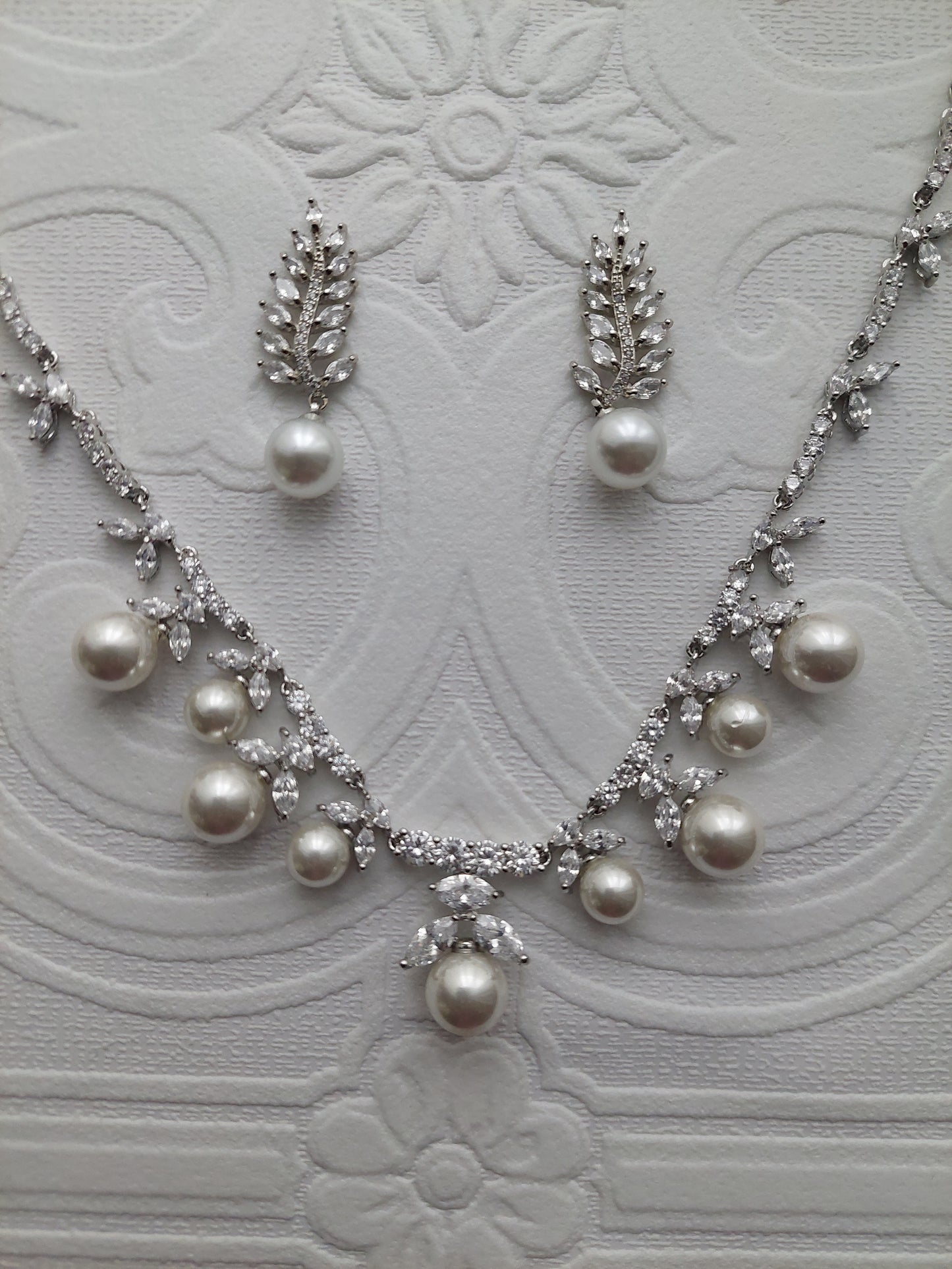 Crystal/Pearl Necklace Set